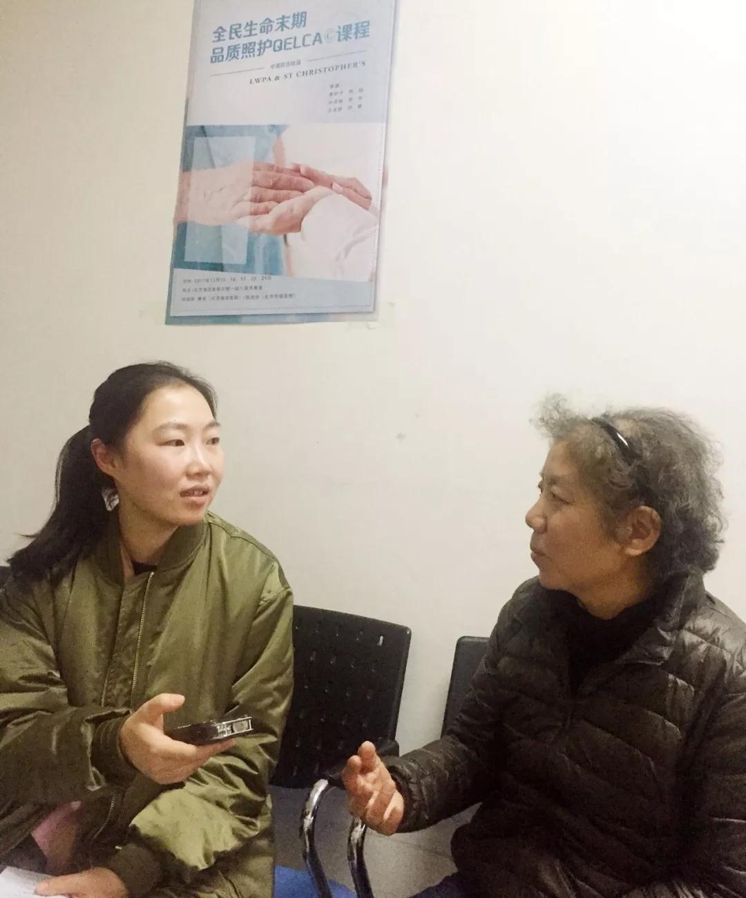 中央广播电视总台 央广记者冯玉婷（左）采访海淀医院安宁疗护病房护理顾问王娜宁（右）.jpg