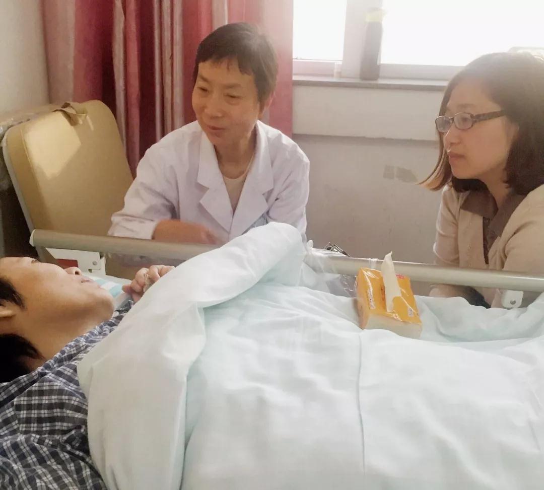 中央广播电视总台 央广记者李佳（右）随医生查房.jpg
