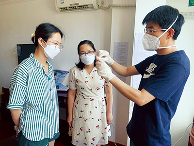 图33——侯西彬演示鼻咽拭子棉签折断方法.jpg